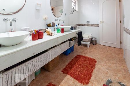 Casa de condomínio à venda com 500m², 4 quartos e 6 vagas Casa de condomínio à venda com 500m², 4 quartos e 6 vagasBanheiro da Suíte 2