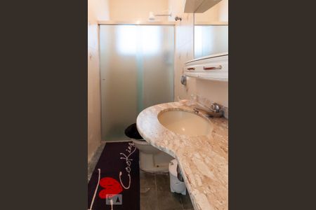Casa de condomínio à venda com 500m², 4 quartos e 6 vagas Casa de condomínio à venda com 500m², 4 quartos e 6 vagasBanheiro de serviço