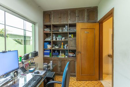 Casa à venda com 450m², 3 quartos e 6 vagasEscritório