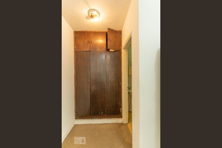 Casa à venda com 450m², 3 quartos e 6 vagasSuíte Serviço