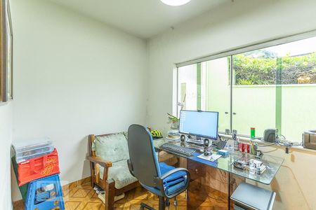 Casa à venda com 450m², 3 quartos e 6 vagasEscritório