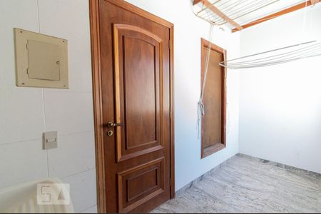 Apartamento para alugar com 252m², 3 quartos e 2 vagas Apartamento para alugar com 252m², 3 quartos e 2 vagasÁrea de Serviço