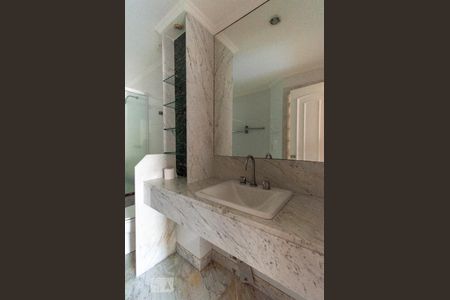 Apartamento para alugar com 252m², 3 quartos e 2 vagas Apartamento para alugar com 252m², 3 quartos e 2 vagasBanheiro da Suíte 1