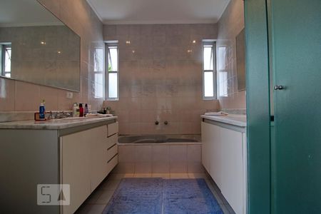 Casa à venda com 288m², 4 quartos e 4 vagasBanheiro da Suíte 1