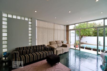 Casa à venda com 288m², 4 quartos e 4 vagasSala de TV