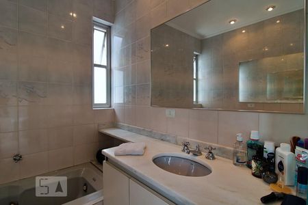 Casa à venda com 288m², 4 quartos e 4 vagasBanheiro da Suíte 1