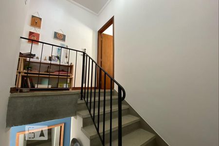 Escada de casa para alugar com 2 quartos, 101m² em Vila Progredior, São Paulo
