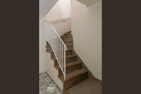 Apartamento à venda com 107m², 3 quartos e 1 vaga Apartamento à venda com 107m², 3 quartos e 1 vagaEscada