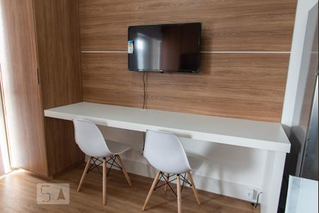 Mesa e tv de kitnet/studio para alugar com 1 quarto, 28m² em Aclimação, São Paulo