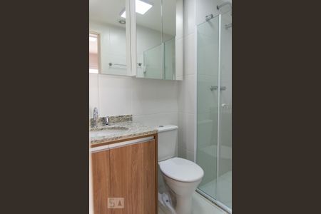Banheiro de kitnet/studio para alugar com 1 quarto, 28m² em Aclimação, São Paulo