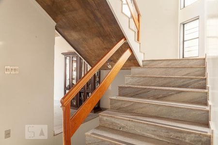 Escada de casa para alugar com 5 quartos, 460m² em Vigilato Pereira, Uberlândia