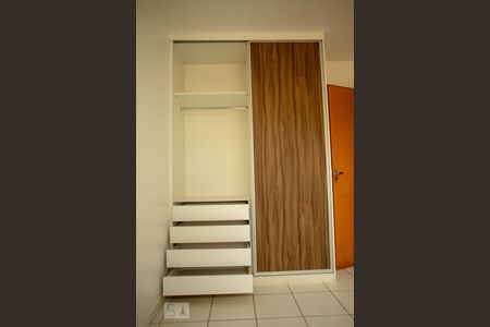 Quarto 1 - Detalhe de apartamento para alugar com 2 quartos, 49m² em Samambaia Sul (samambaia), Brasília