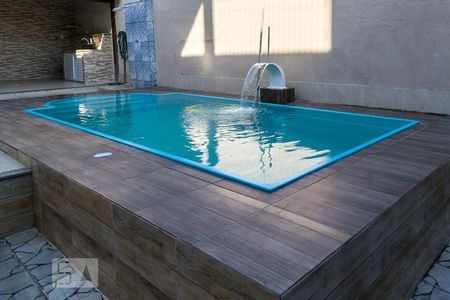 Casa à venda com 240m², 3 quartos e 3 vagas Casa à venda com 240m², 3 quartos e 3 vagasPiscina