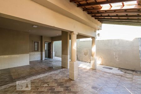 Casa à venda com 240m², 3 quartos e 3 vagas Casa à venda com 240m², 3 quartos e 3 vagasVaranda da frente e garagem