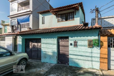 Casa à venda com 240m², 3 quartos e 3 vagas Casa à venda com 240m², 3 quartos e 3 vagasFachada
