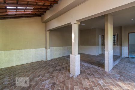 Casa à venda com 240m², 3 quartos e 3 vagas Casa à venda com 240m², 3 quartos e 3 vagasVaranda da frente e garagem