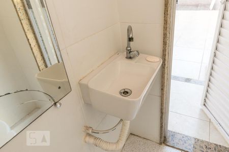 Casa à venda com 240m², 3 quartos e 3 vagas Casa à venda com 240m², 3 quartos e 3 vagasBanheiro do quintal
