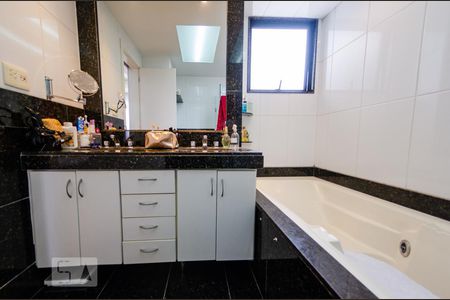 Apartamento à venda com 176m², 4 quartos e 3 vagasBanheiro da suíte 3