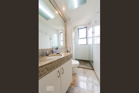 Apartamento à venda com 176m², 4 quartos e 3 vagasBanheiro da suíte 2