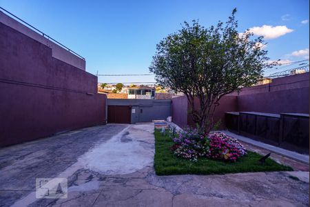 Casa à venda com 124m², 2 quartos e 3 vagas Casa à venda com 124m², 2 quartos e 3 vagasQuintal