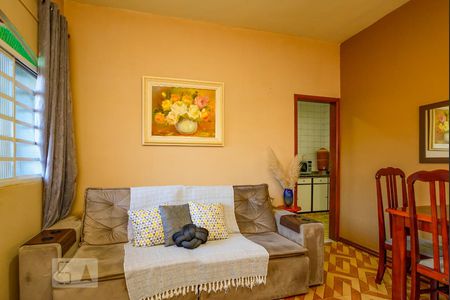 Sala de casa à venda com 2 quartos, 270m² em Heliópolis, Belo Horizonte