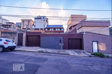Casa à venda com 124m², 2 quartos e 3 vagas Casa à venda com 124m², 2 quartos e 3 vagasFachada