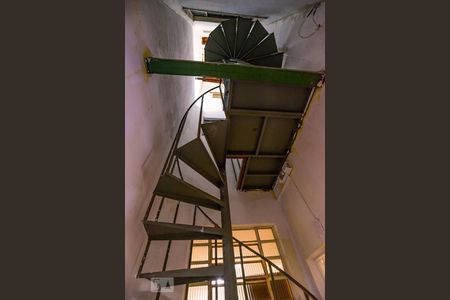 Casa à venda com 124m², 2 quartos e 3 vagas Casa à venda com 124m², 2 quartos e 3 vagasEscada