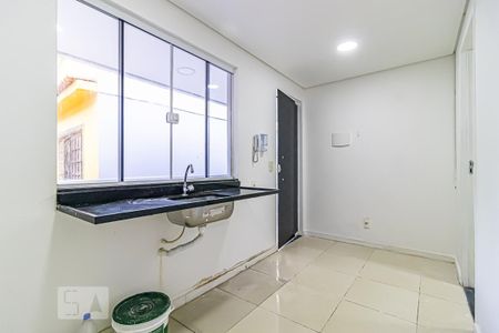 Sala/Cozinha de kitnet/studio para alugar com 1 quarto, 25m² em Jacarepaguá, Rio de Janeiro