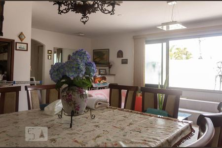 Casa à venda com 250m², 4 quartos e 3 vagasSala