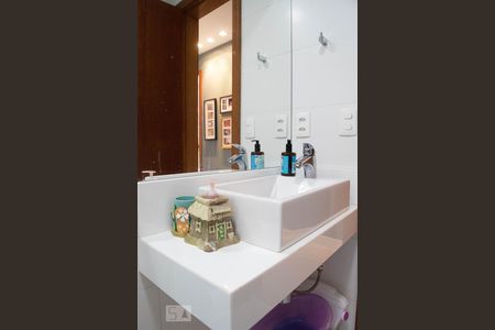 Casa de condomínio à venda com 400m², 4 quartos e 2 vagas Casa de condomínio à venda com 400m², 4 quartos e 2 vagasBanheiro social 2