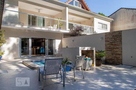 Casa de condomínio à venda com 400m², 4 quartos e 2 vagas Casa de condomínio à venda com 400m², 4 quartos e 2 vagasÁrea gourmet