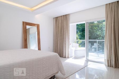 Casa de condomínio à venda com 400m², 4 quartos e 2 vagas Casa de condomínio à venda com 400m², 4 quartos e 2 vagasSuíte 2