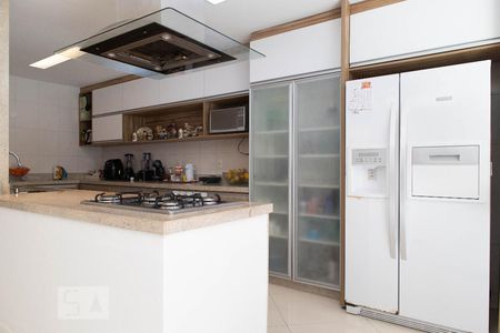 Casa de condomínio à venda com 400m², 4 quartos e 2 vagas Casa de condomínio à venda com 400m², 4 quartos e 2 vagasCozinha