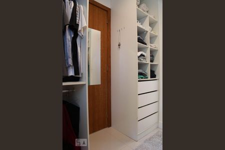 Casa de condomínio à venda com 400m², 4 quartos e 2 vagas Casa de condomínio à venda com 400m², 4 quartos e 2 vagasCloset da suíte 2