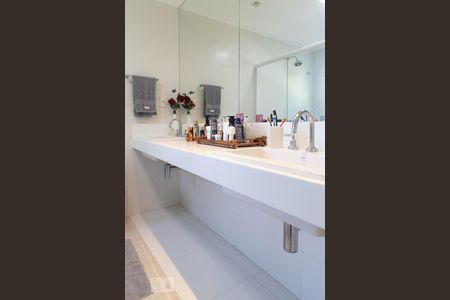 Casa de condomínio à venda com 400m², 4 quartos e 2 vagas Casa de condomínio à venda com 400m², 4 quartos e 2 vagasBanheiro da suíte 2