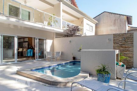 Casa de condomínio à venda com 400m², 4 quartos e 2 vagas Casa de condomínio à venda com 400m², 4 quartos e 2 vagasÁrea gourmet - Piscina