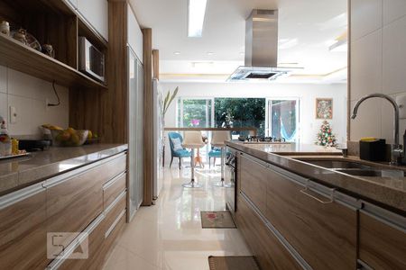 Casa de condomínio à venda com 400m², 4 quartos e 2 vagas Casa de condomínio à venda com 400m², 4 quartos e 2 vagasCozinha