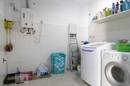 Casa de condomínio à venda com 400m², 4 quartos e 2 vagas Casa de condomínio à venda com 400m², 4 quartos e 2 vagasLavanderia