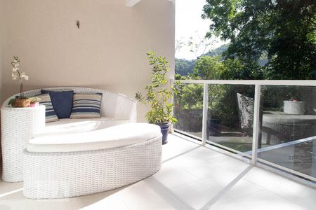 Casa de condomínio à venda com 400m², 4 quartos e 2 vagas Casa de condomínio à venda com 400m², 4 quartos e 2 vagasVaranda da suíte 2