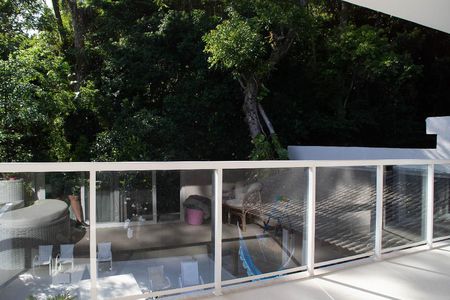 Casa de condomínio à venda com 400m², 4 quartos e 2 vagas Casa de condomínio à venda com 400m², 4 quartos e 2 vagasVaranda da suíte 2