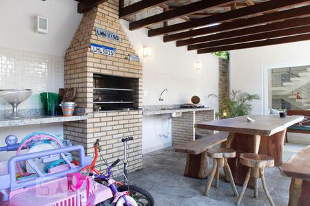 Casa de condomínio à venda com 400m², 4 quartos e 2 vagas Casa de condomínio à venda com 400m², 4 quartos e 2 vagasÁrea gourmet - Churrasqueira