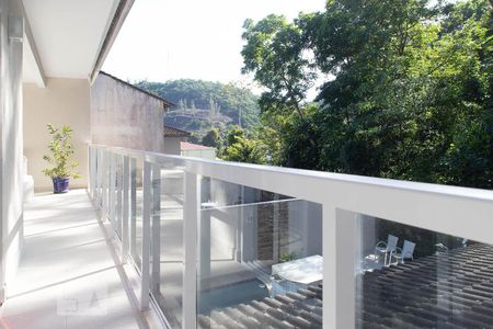 Casa de condomínio à venda com 400m², 4 quartos e 2 vagas Casa de condomínio à venda com 400m², 4 quartos e 2 vagasVaranda do quarto 2