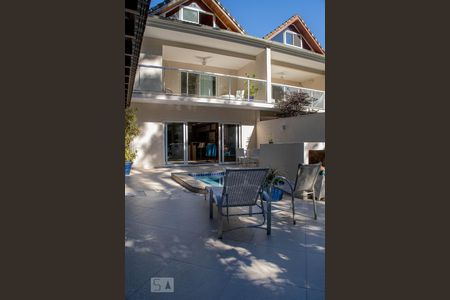 Casa de condomínio à venda com 400m², 4 quartos e 2 vagas Casa de condomínio à venda com 400m², 4 quartos e 2 vagasFundos