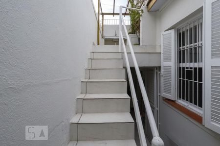 Casa para alugar com 100m², 2 quartos e 1 vaga Casa para alugar com 100m², 2 quartos e 1 vagaEscada para varanda