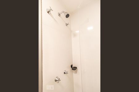 Banheiro de apartamento para alugar com 1 quarto, 17m² em Centro, Curitiba
