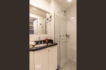 Banheiro de apartamento para alugar com 1 quarto, 17m² em Centro, Curitiba