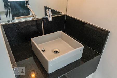 Detalhe do Banheiro Social de apartamento à venda com 1 quarto, 49m² em Alphaville Empresarial, Barueri