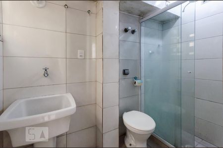 Banheiro de kitnet/studio para alugar com 1 quarto, 35m² em Embaré, Santos