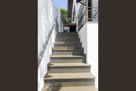 Casa à venda com 176m², 3 quartos e 4 vagasEscada Fundos