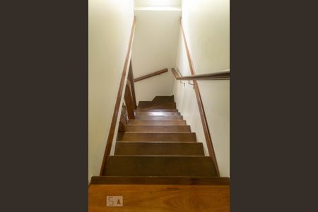 Casa à venda com 176m², 3 quartos e 4 vagasEscadas